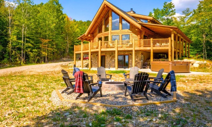 Sunday River Area Casa | Luxury Chalet w/ Hot Tub & Mountain Views
