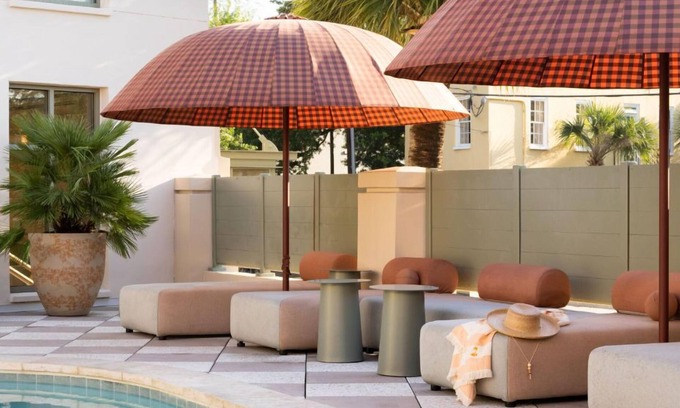Charleston Historic District Apartamento | Luxury Charleston Suite | Balcony + Spa Bath