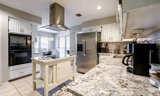 Woods of Shavano Casa | LUXURY! charming home w garage. Near Fiesta, Rim & la Cantera! Sleeps 8