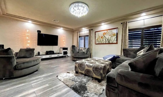 Enterprise Casa | Luxury, Cheerful & Spacious 5 Bedroom Home! Free P