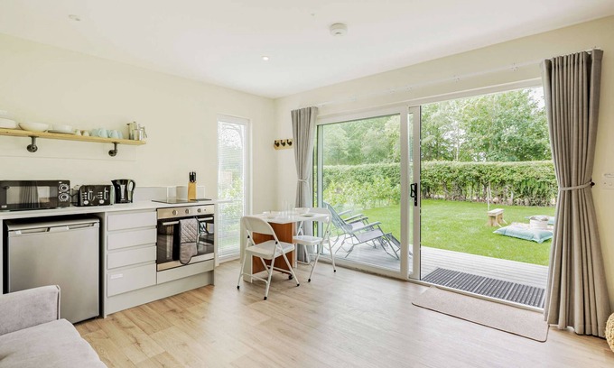 Toppesfield Cabina | Luxury City to Country Retreat Lodge With Hot Tub