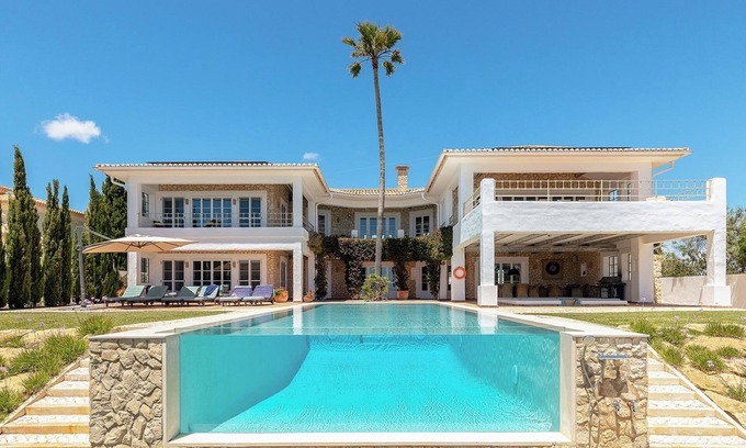 Lagos Villa | Villa de Lujo en lo Alto de un Acantilado con Vista al Mar y Piscina