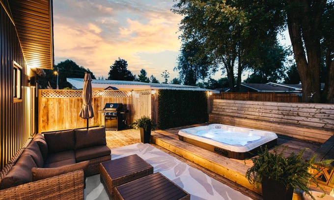 Zurich Cabaña | Luxury Coastal Cottage with Hot Tub