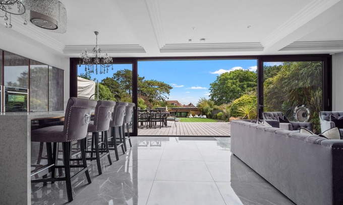 Radipole Casa | Luxury coastal property with private indoor pool.