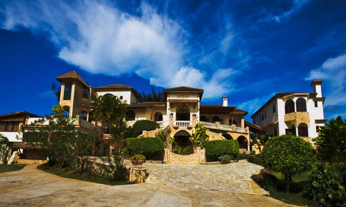 Cabrera Casa | Golden Dolphin Estate y Bodega