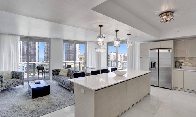 Hallandale Beach Apartamento | Luxury Condo at Beach Walk Resort