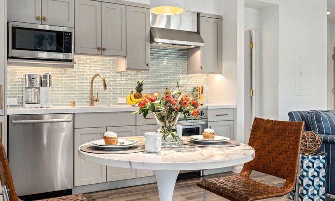 The Funk Zone Condominio | Luxury Condo at West Beach Walking Distance to Downtown SB