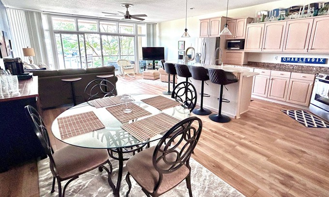 Charlevoix Apartamento | Luxury Condo Downtown Charlevoix! Round LAKE VIEW! 2 WEEK MINIMUM REQUIRED