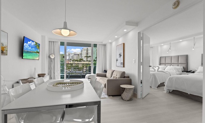 Birch Park Finger Streets Casa | Luxury Condo Hotel on the Beach located at 5 mints walk to Central Beach, FL.