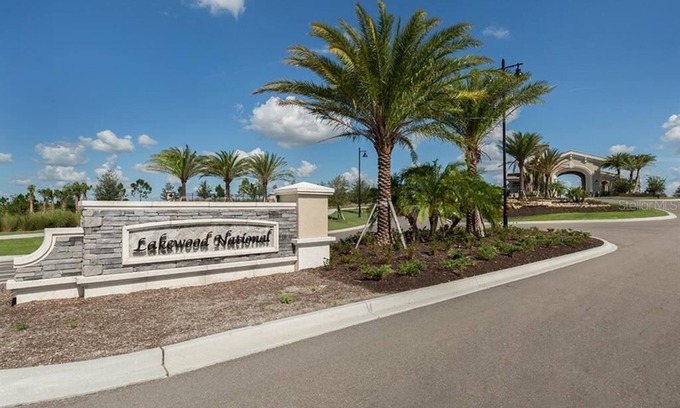 Palmer Ranch Condominio | Luxury Condo Hole #1 on Golf Course, 2Bed/2bath - 6 Seater Golf Cart included