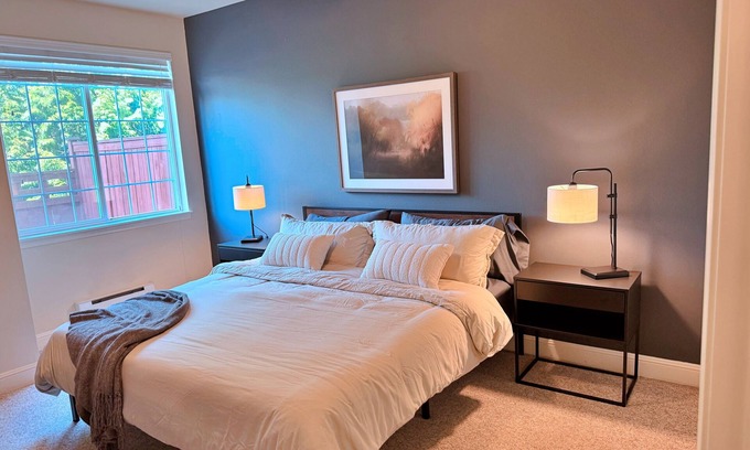 Renton Condominio | Luxury Condo in Renton - Welcome to Hilltop Haven!