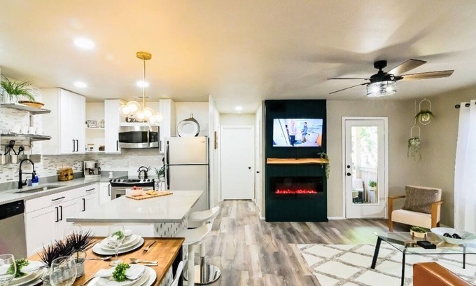 North Shoal Creek Apartamento | Luxury Condo Nestled in the Trees.