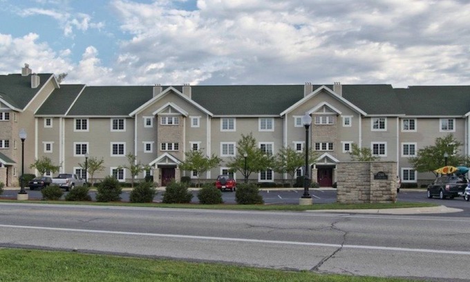 Cadillac Condominio | Luxury condo on all-sports Lake Cadillac, Michigan