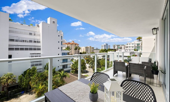 Bay Harbor Islands Apartamento | Luxury Condo w/ Rooftop Pool ~ 5-Min to Beach