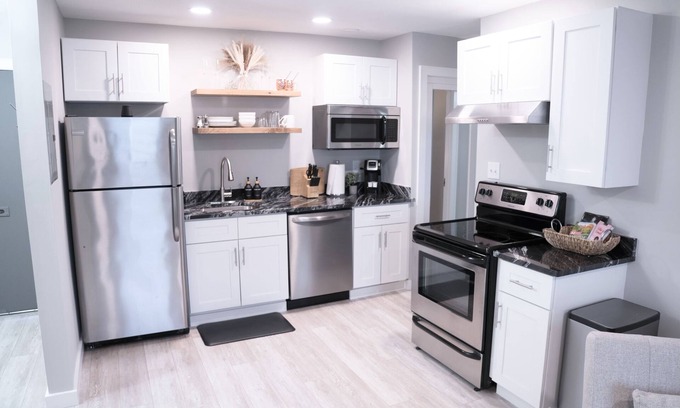 Melrose Condominio | Luxury Condo w/ Pool *Newly Renovated*
