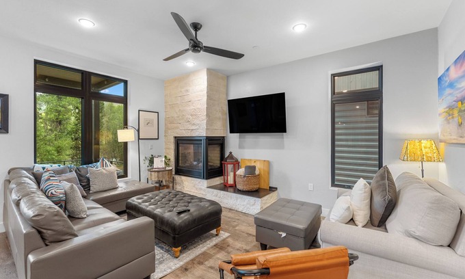 Willow Grove Condominio | Luxury Condo w/ Private Balcony for River Views & Access to Walking-Trails!