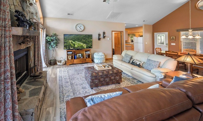 Whittier Condominio | Condominio de lujo con vista al campo de golf del resort ($ 99 / día de la semana hasta el 30 de junio)