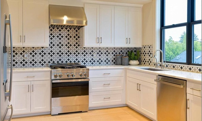 Siskiyou-Hargadine Historic District Cabina | Luxury condo with 2 bedrooms/2 bathrooms, sleeper sofa, full kitchen.