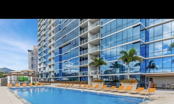 Downtown Honolulu Apartamento | Luxury Condo with full view of the Ocean, Lanai, Pool, Hot Tub, Gym & Playground