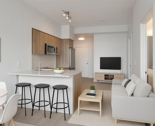 Kitchener Apartamento | Luxury Condo with Hottub, outdoor firepit & Bowlin