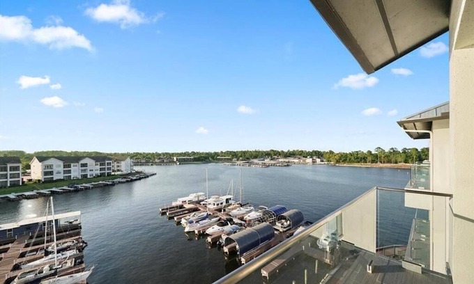 Montgomery Condominio | Luxury condo with stunning lake views
