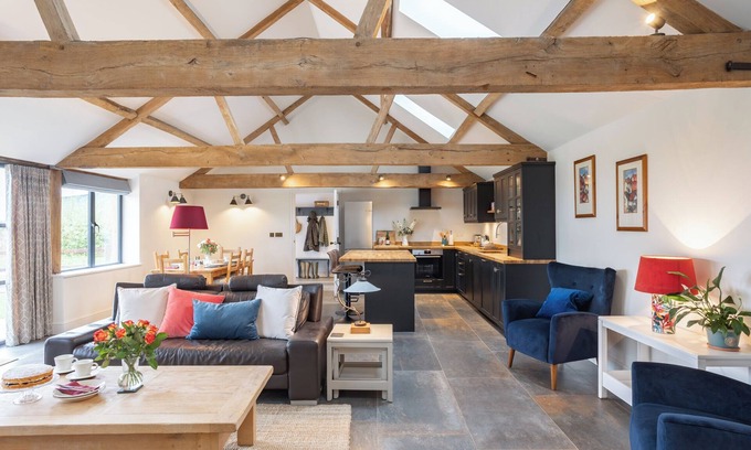 Faringdon Casa | Luxury converted Barn, rural seclusion at foot of The Ridgeway, dog friendly