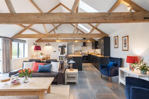 Swindon Casa | Luxury converted Barn, rural seclusion at foot of The Ridgeway, dog friendly