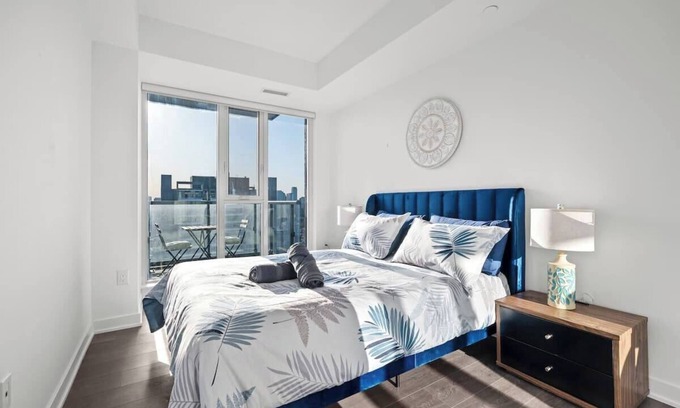 Cabbagetown Apartamento | Luxury Corner Apartment with Skyline and CN Tower Views