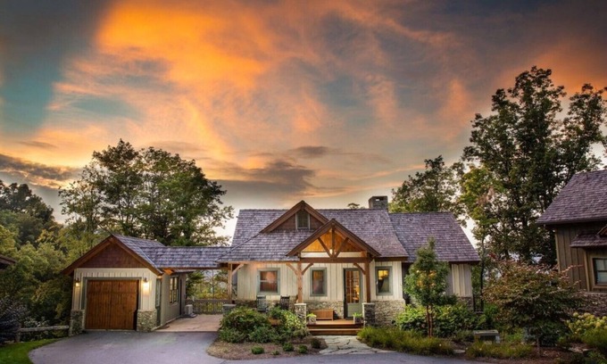 Boone Casa | Luxury Cottage-Amazing Views, Hot Tub, Game Room, Blue Ridge Mountain Club