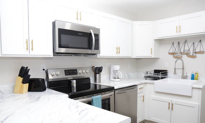 Northeast Pensacola Cabaña | Luxury Cottage: Close to UWF, Shopping, & More!