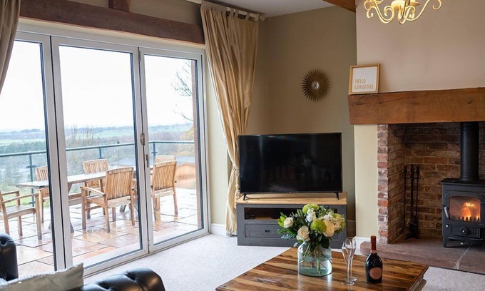 Castle Carrock Cabaña | Luxury cottage with stunning views, hot tub and 2 dogs welcome