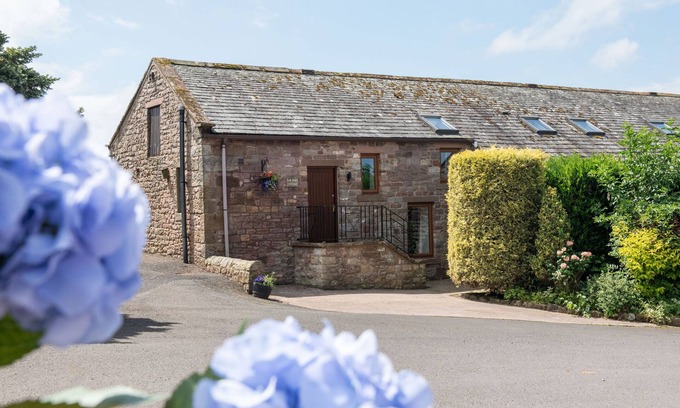 Castle Carrock Cabaña | Luxury cottage with enclosed garden and 2 dogs welcome