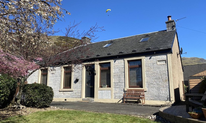 Menstrie Cabaña | Luxury cottage, hot tub and wood burner, ideal for families celebrations.