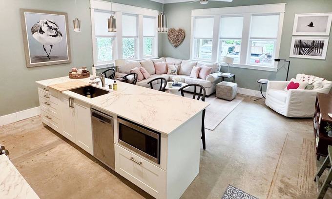 Fairhope Casa | Luxury Cottage|Pickleball, Dining & Downtown Walks