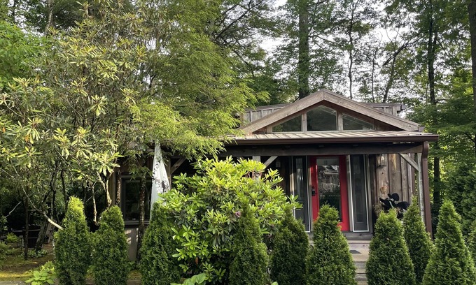 Highlands Cabaña | Luxury Cottage w/ indoor fireplace & outdoor firepit; walk to Main St!