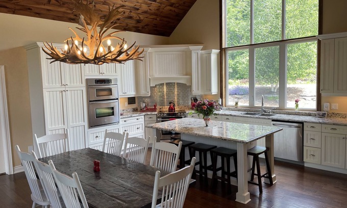 Huntsville Cabaña | Luxury Cottage with Pristine Pond, Hot Tub & Fire Pit - *Monthly Rentals Only*