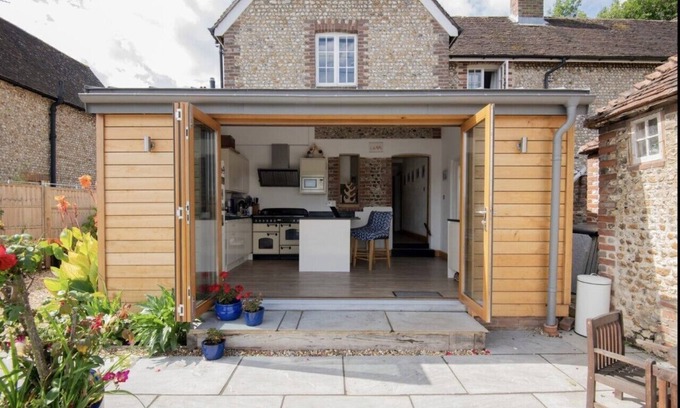 East Lavant Cabaña | Luxury cottage with hot tub, nestled in the South Downs national park