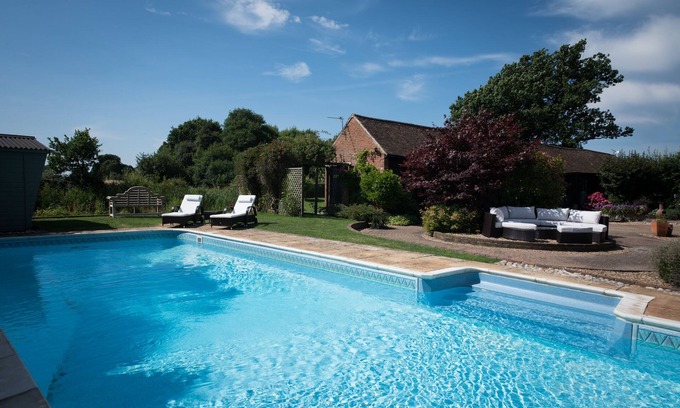 Abbess Roding Casa | Luxury Country Cottage with Access to Swimming Pool