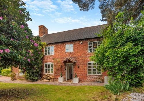 Shifnal Casa | Luxury Country Escape with Hot Tub perfect for Friends and Families