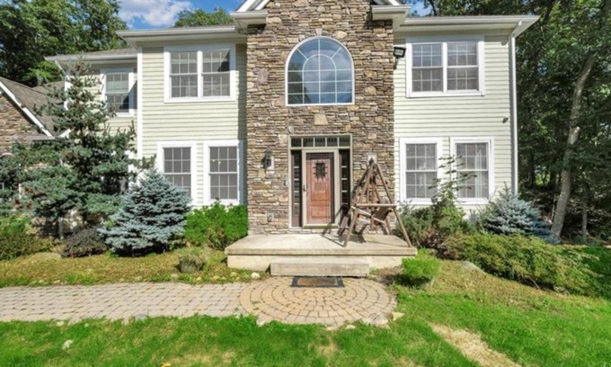 Town of Tuxedo Casa | Luxury Country Home w. Sauna! Next Door to Fair
