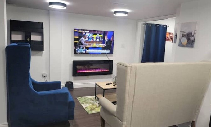 Meadowvale Village Casa | Luxury Cozy Basement Apartment At It Best.