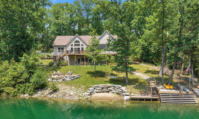 Innsbrook Casa | Luxury Cozy Lakefront Cedar Tub