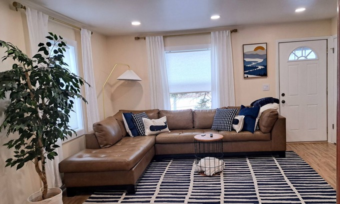 Gurnee Casa | Luxury Cozy Stay-Near Six Flags, Navy Base