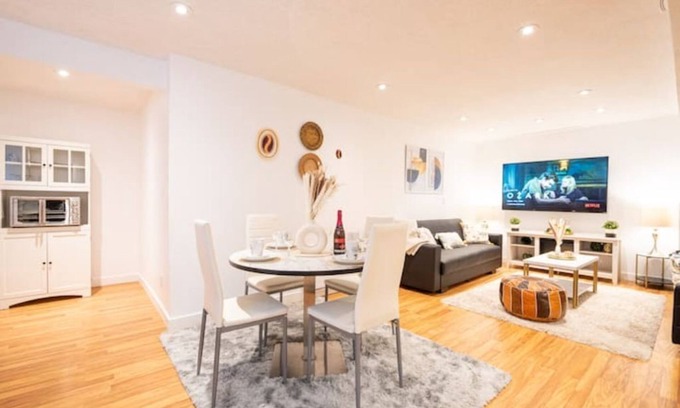 McKenzie Towne Casa | Luxury Cozy Suite 20min to Downtown Stampede +free Wifi+ Free Parking