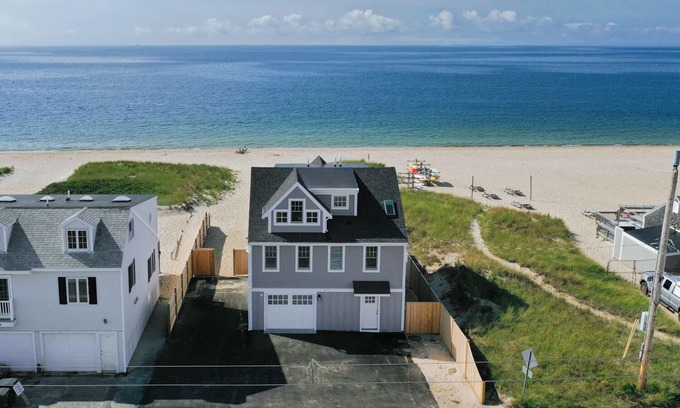 West Hyannisport Casa | Luxury Craigville Beach Oceanfront Rental