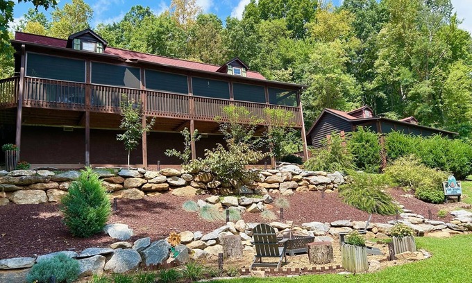 Lake Lure Cabina | Luxury Creek Waters Cabin - walk to Chimney Rock & Lake Lure