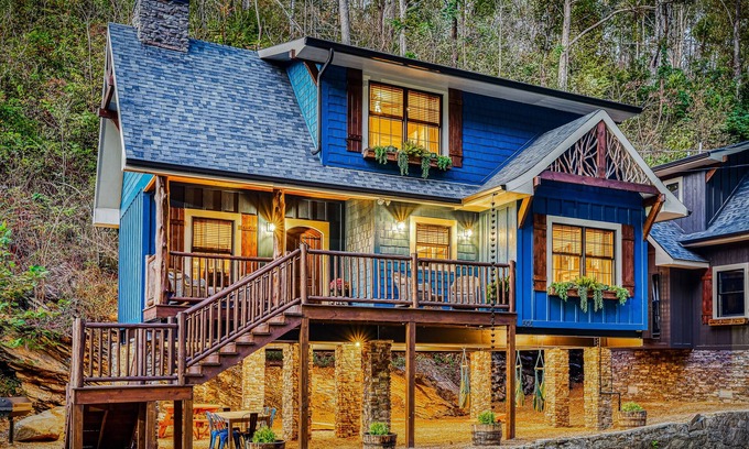 Gatlinburg Chalet De Esquí | Luxury Creekside Chalet w/ Free Attraction Tickets & Hot Tub - Walk to Downtown