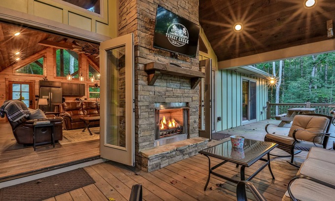 Ellijay Cabina | Luxury Creekside~New Fire Pit! Hot Tub, Game Room, near Ellijay, and Blue Ridge