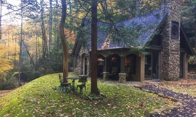 Gatlinburg - Pigeon Forge Cabaña | Libro de cuentos de lujo Cottage 5 acres aislados de exuberante bosque y corrientes * pacífico *