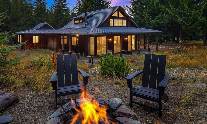 Cle Elum Casa | Luxury custom-built private mountain getaway with trail access